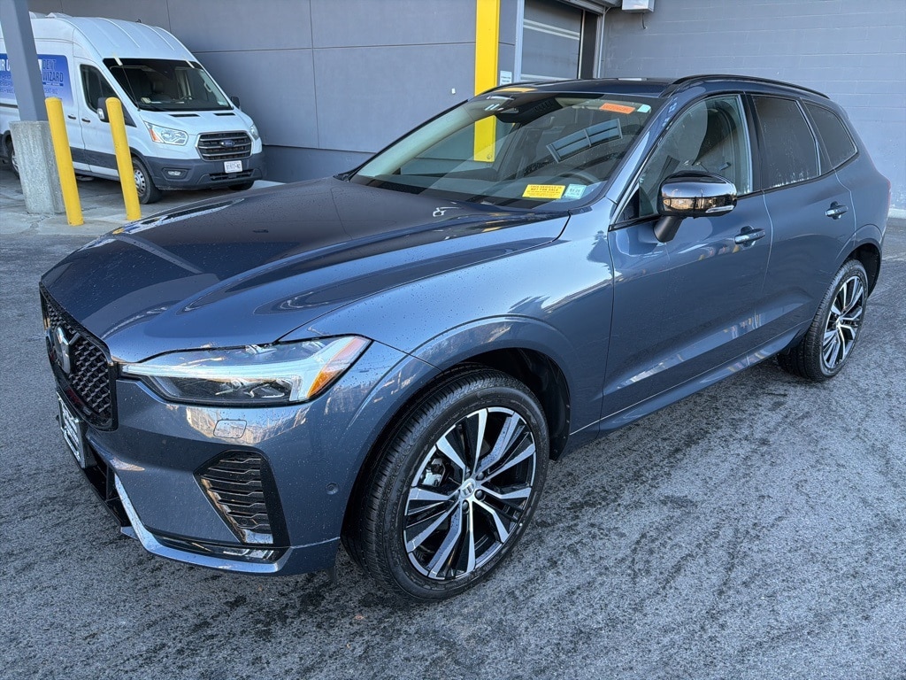 2025 Volvo XC60 Plus's photo