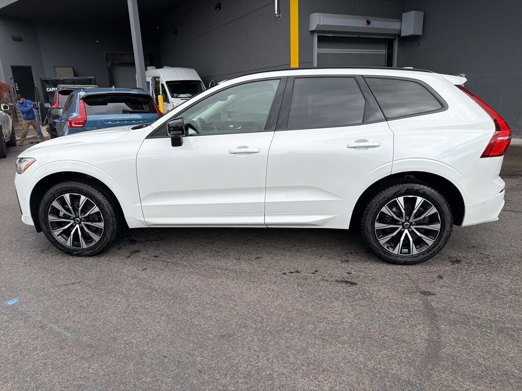2025 Volvo XC60 B5 Plus photo 3