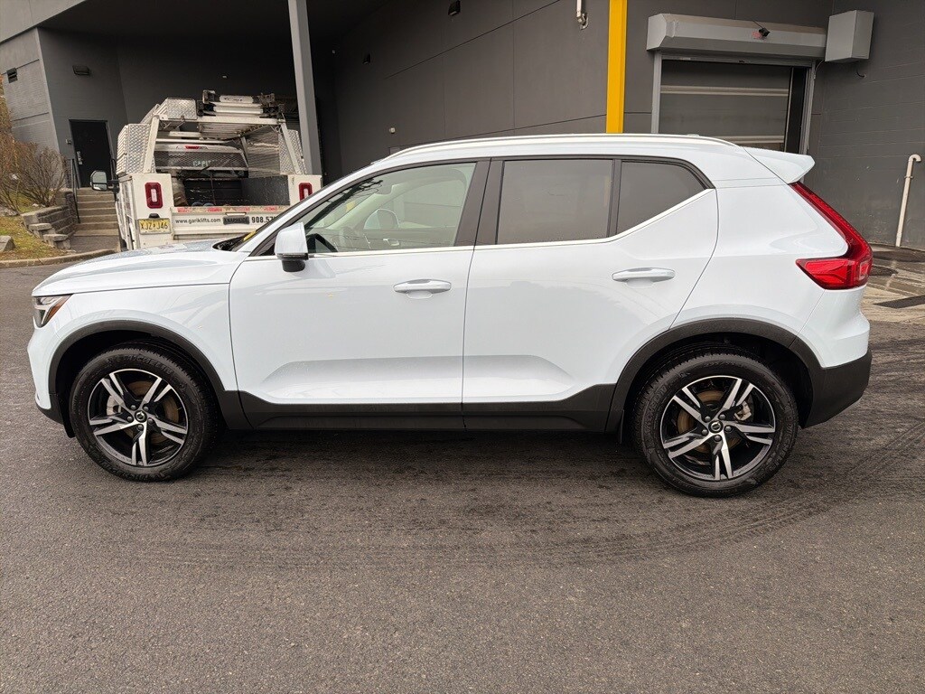 2025 Volvo XC40 Core photo 3