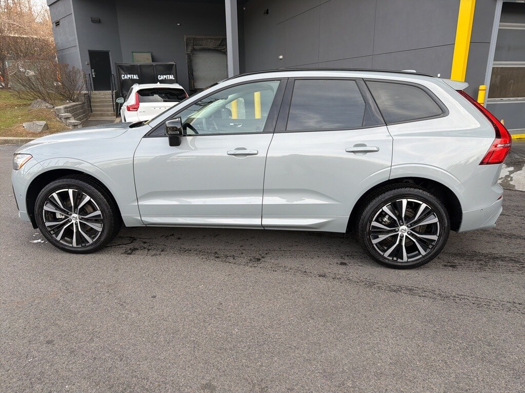 2025 Volvo XC60 B5 Plus photo 3