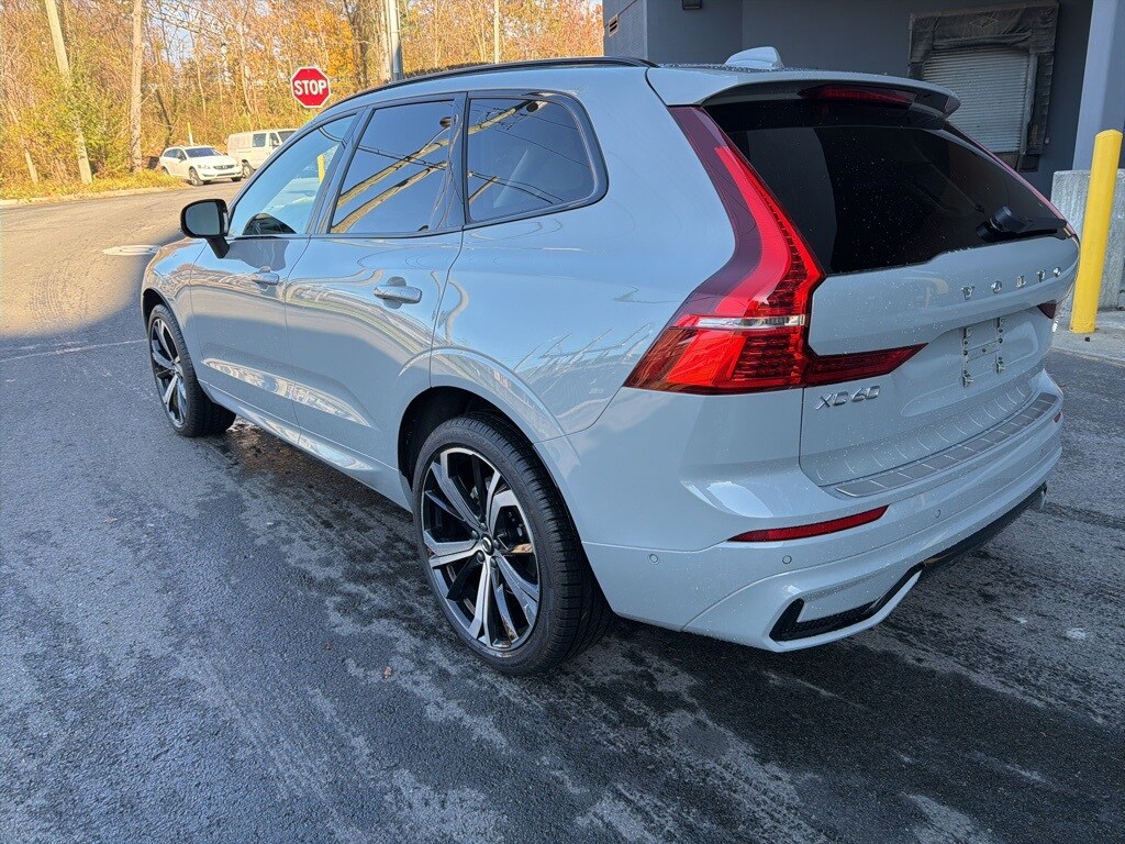 2025 Volvo XC60 B5 photo 2