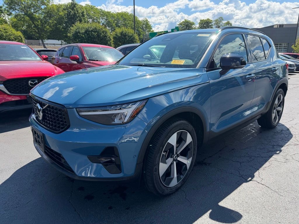 Used 2025 Volvo XC40 B5 Plus Dark Theme SUV