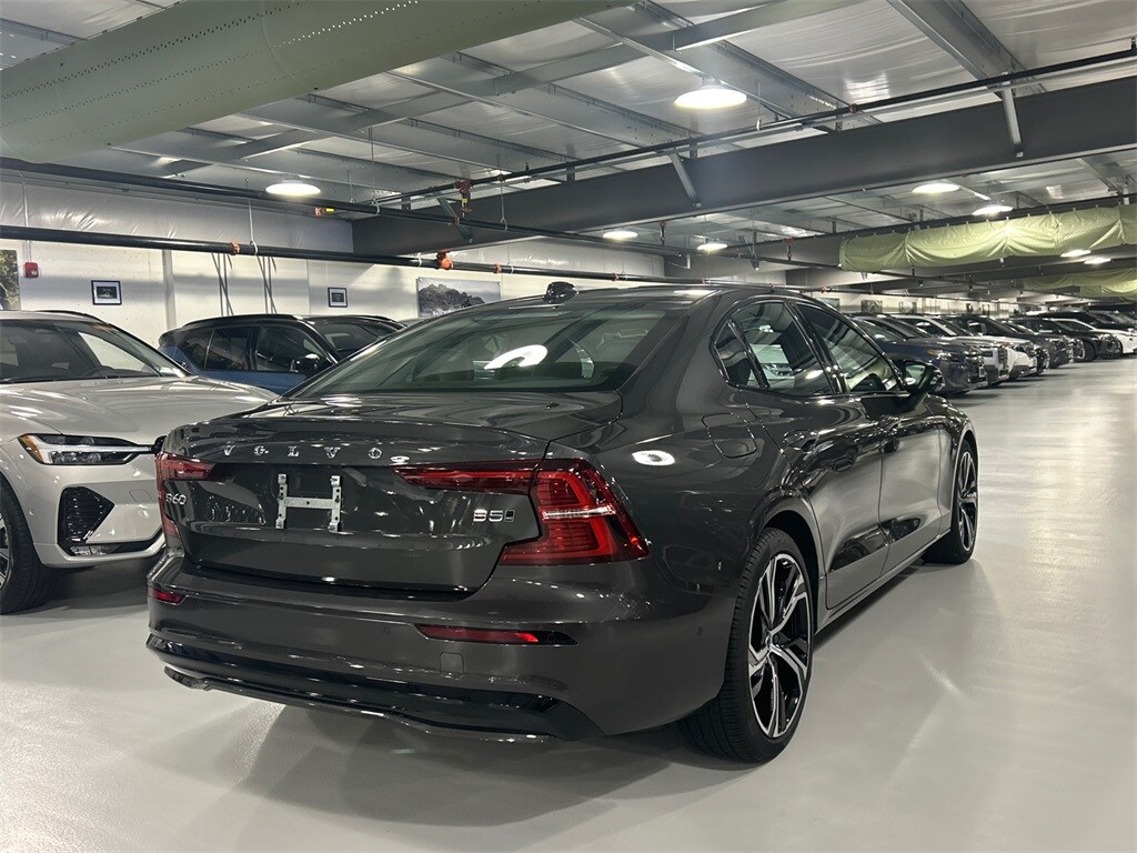 2024 Volvo S60 B5 Plus photo 2