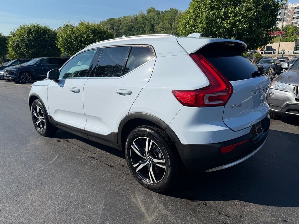 Certified 2025 Volvo XC40 B5 Core Bright Theme SUV