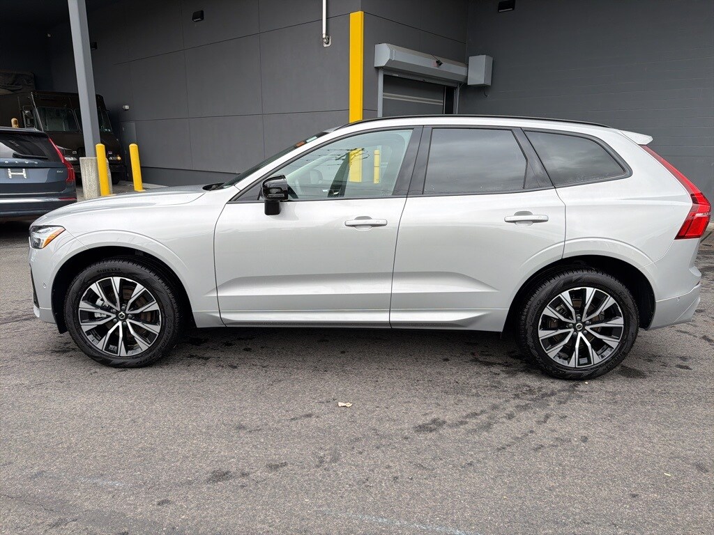 2025 Volvo XC60 B5 Plus photo 3