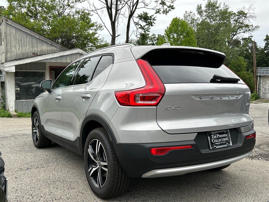 2025 Volvo XC40 Core photo 3