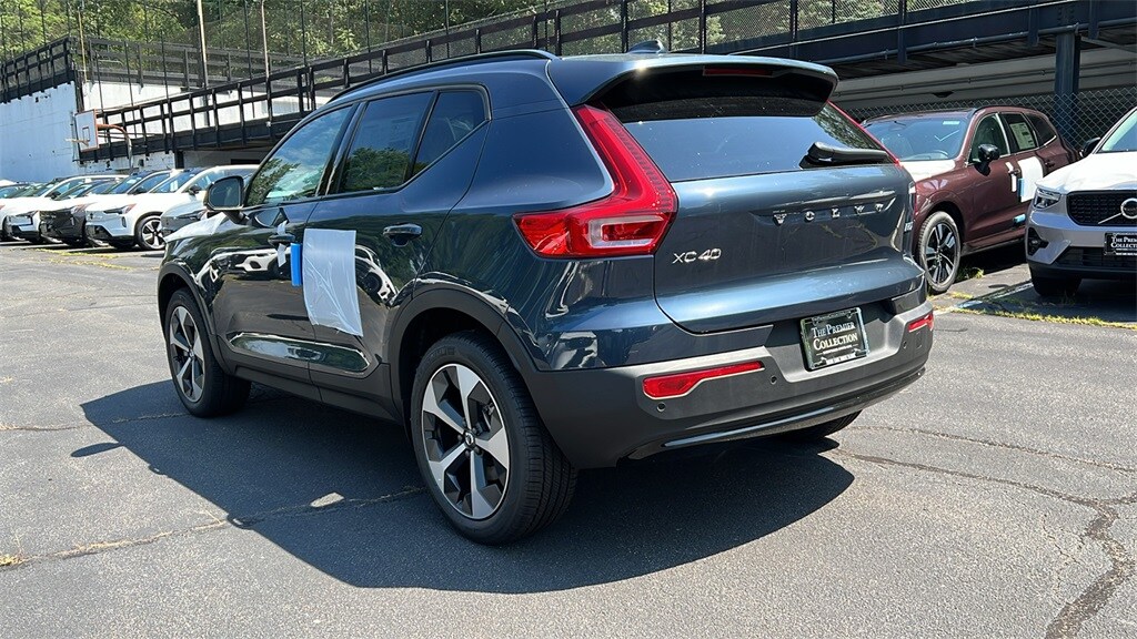 2026 Volvo XC40 Core photo 4