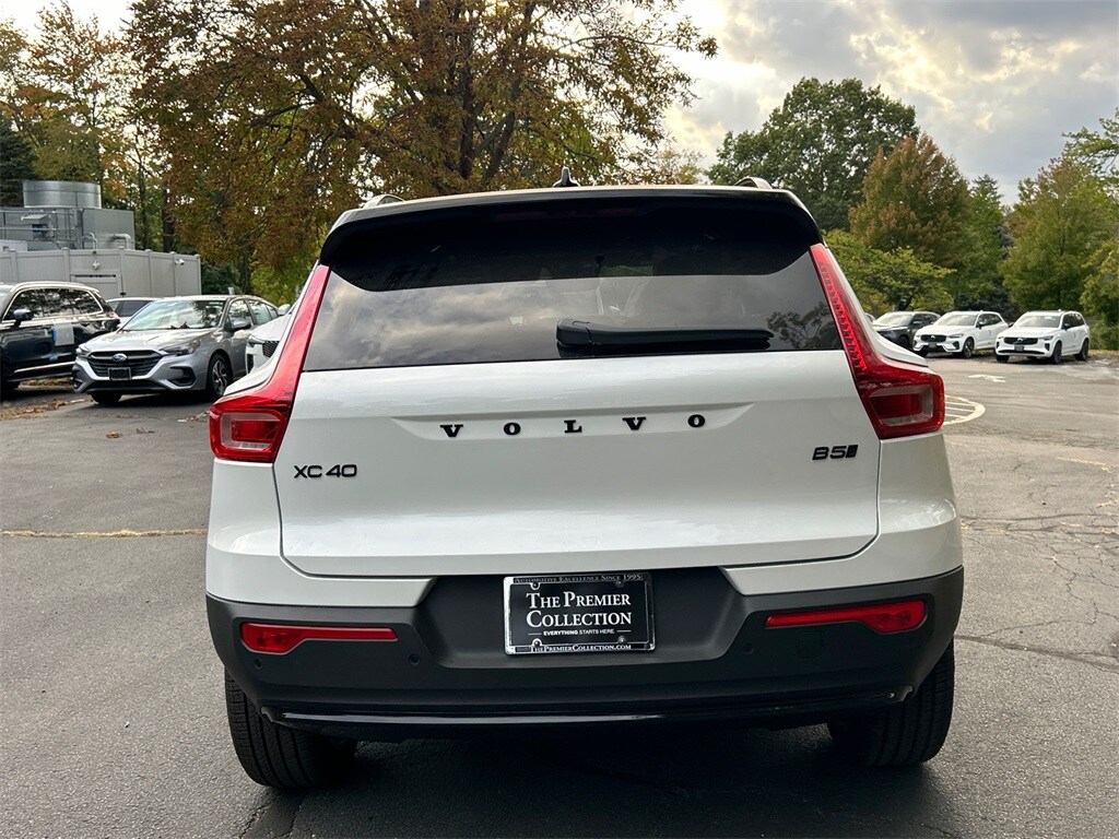 2026 Volvo XC40 photo 2