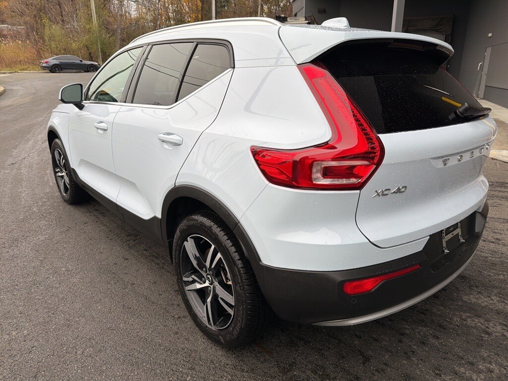 2025 Volvo XC40 Core photo 2