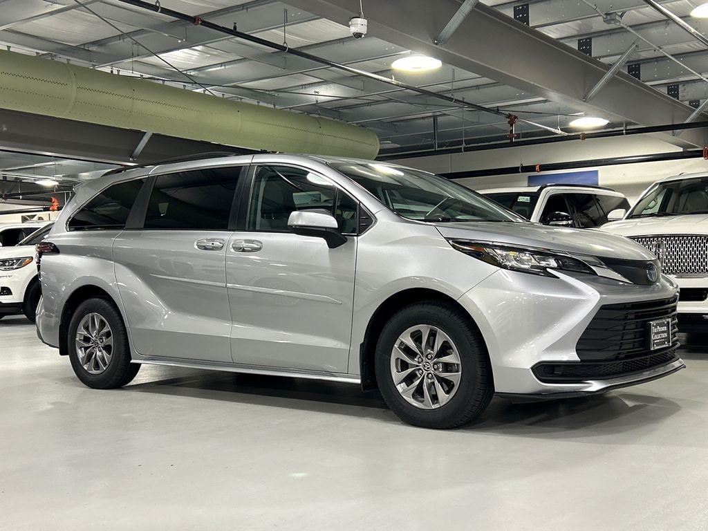 Used 2022 Toyota Sienna LE 8 Passenger Van Passenger Van