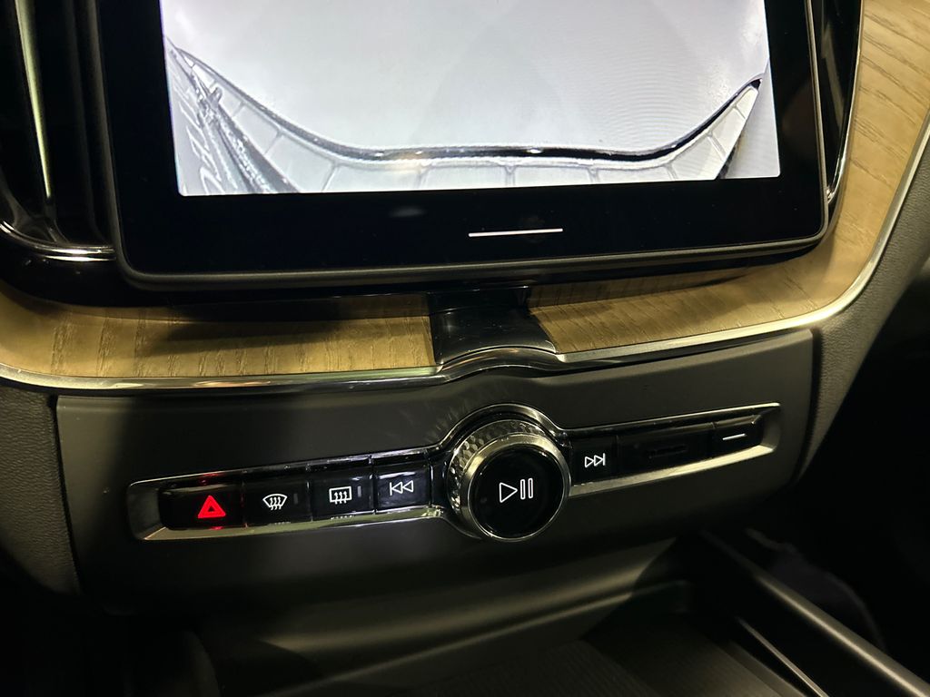 2026 Volvo XC60 Plus - Photo 18