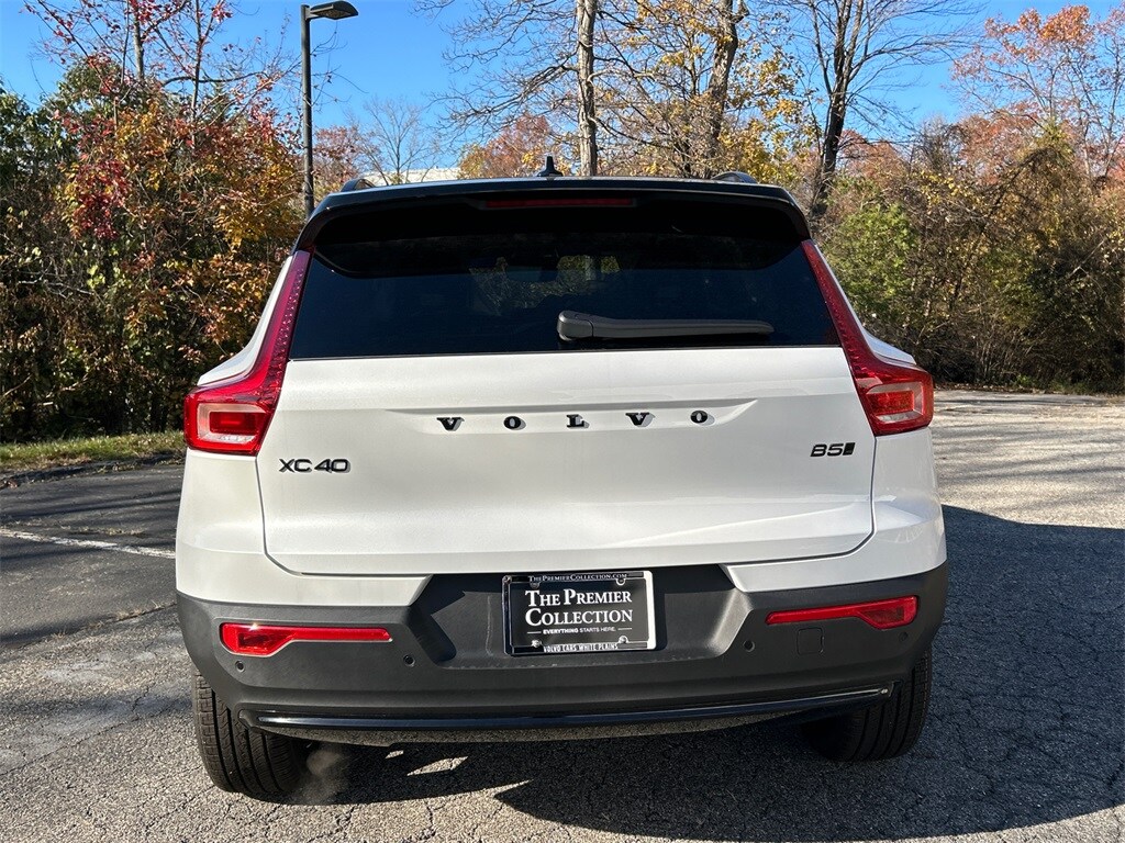 2026 Volvo XC40 photo 3