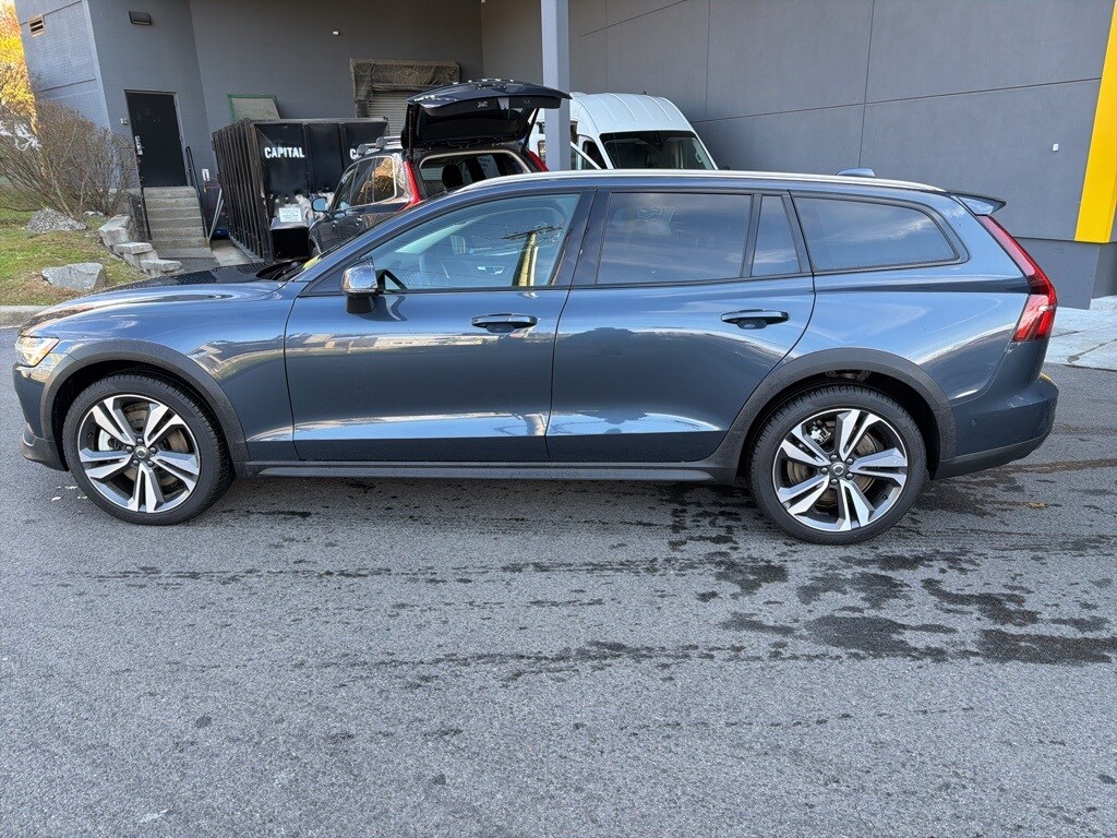 2025 Volvo V60 Cross Country B5 Plus photo 3