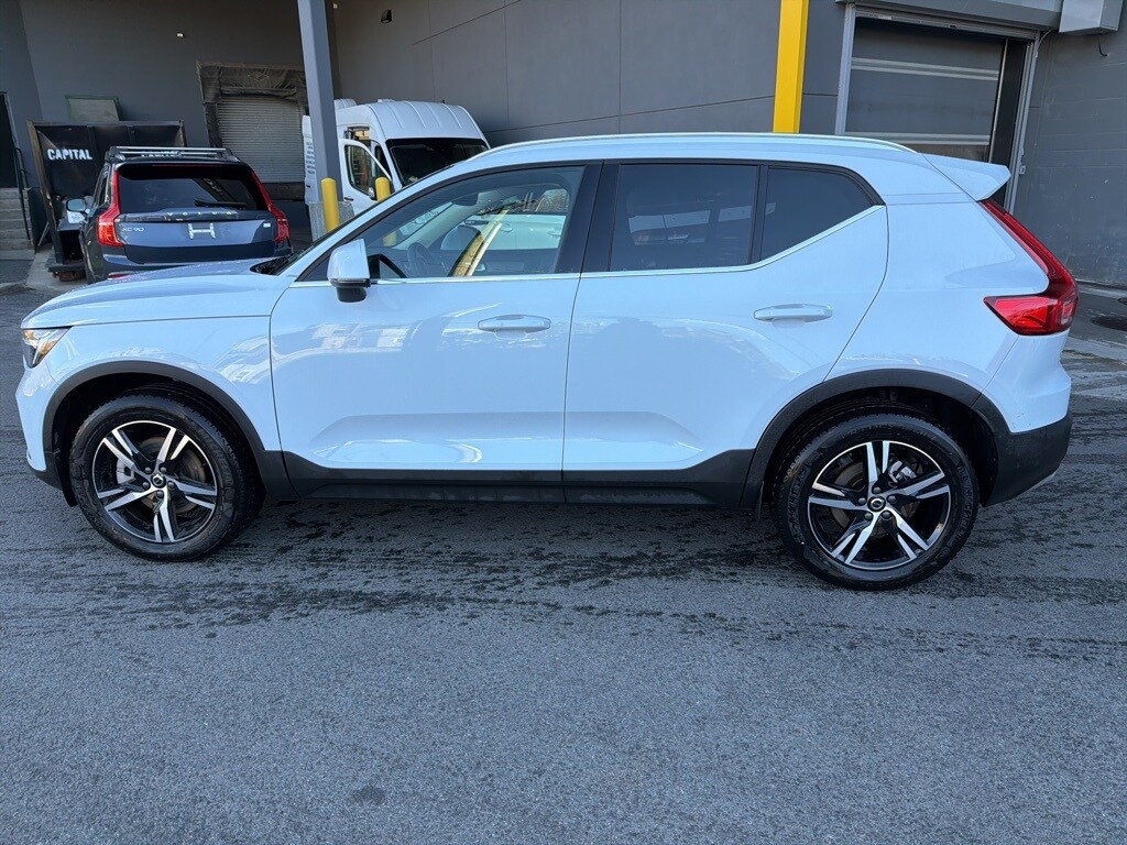 2025 Volvo XC40 Core photo 2