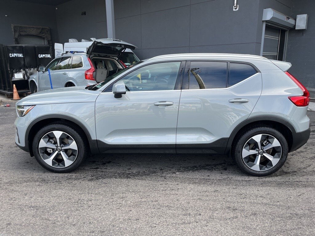 2025 Volvo XC40 Core photo 3