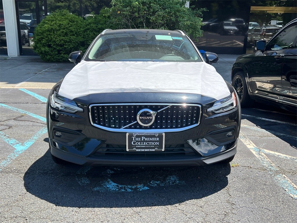 2026 Volvo V60 Cross Country B5 Plus photo 2