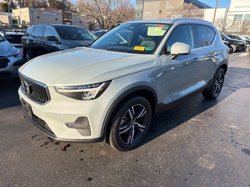 2025 Volvo XC40 Core's photo