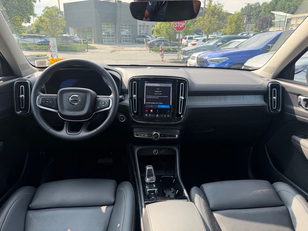 2026 Volvo XC40 Plus - Photo 7
