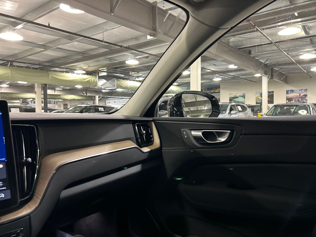 2026 Volvo XC60 Plus - Photo 24