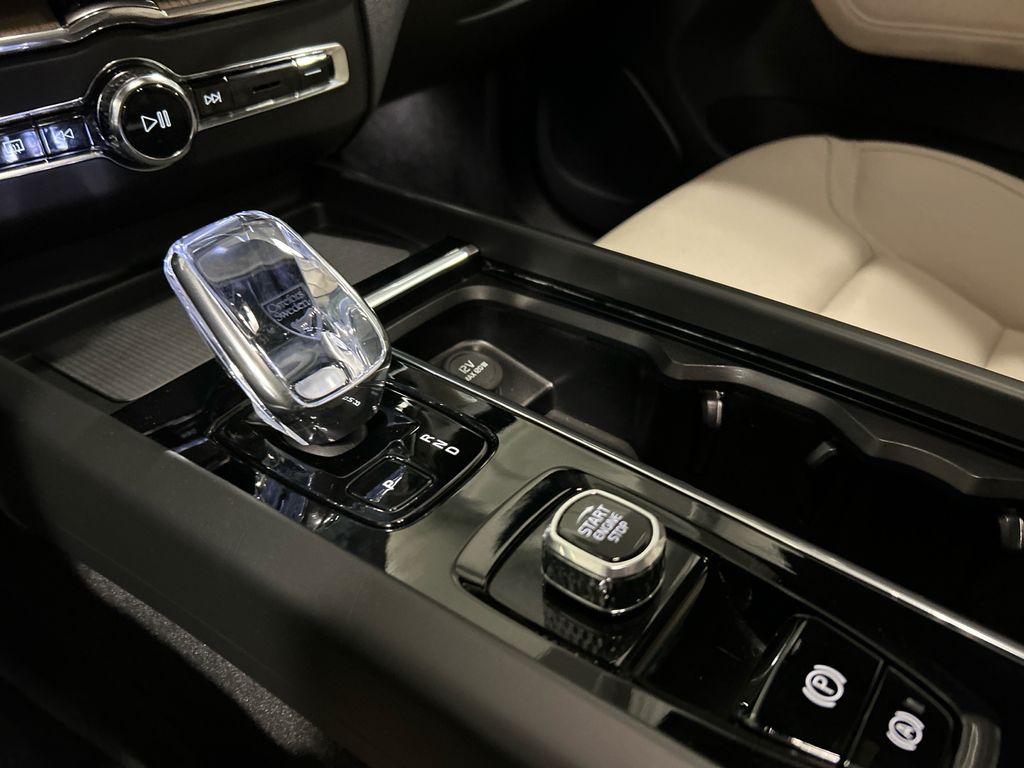 2026 Volvo XC60 Plus - Photo 18