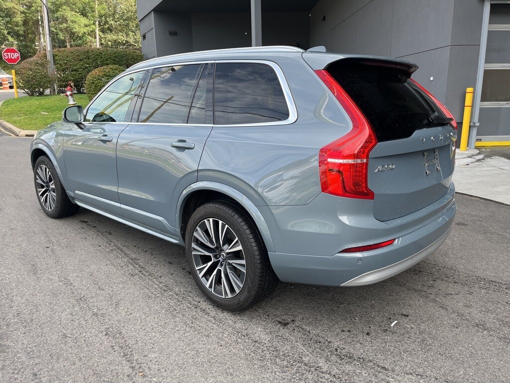 2022 Volvo XC90 T6 AWD Momentum photo 2