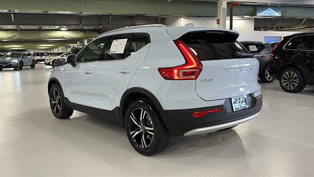 2025 Volvo XC40 Core photo 3
