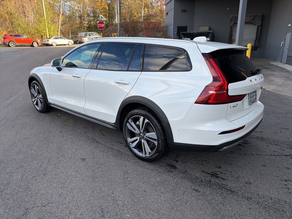 2025 Volvo V60 Cross Country B5 Plus photo 2