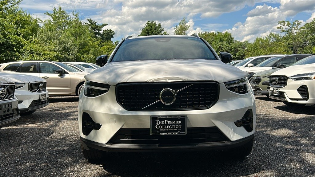 2026 Volvo XC40 Plus photo 2