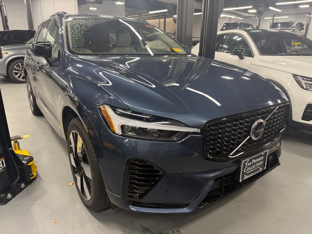 2024 Volvo XC60 T8 Plus Dark Theme AWD's photo