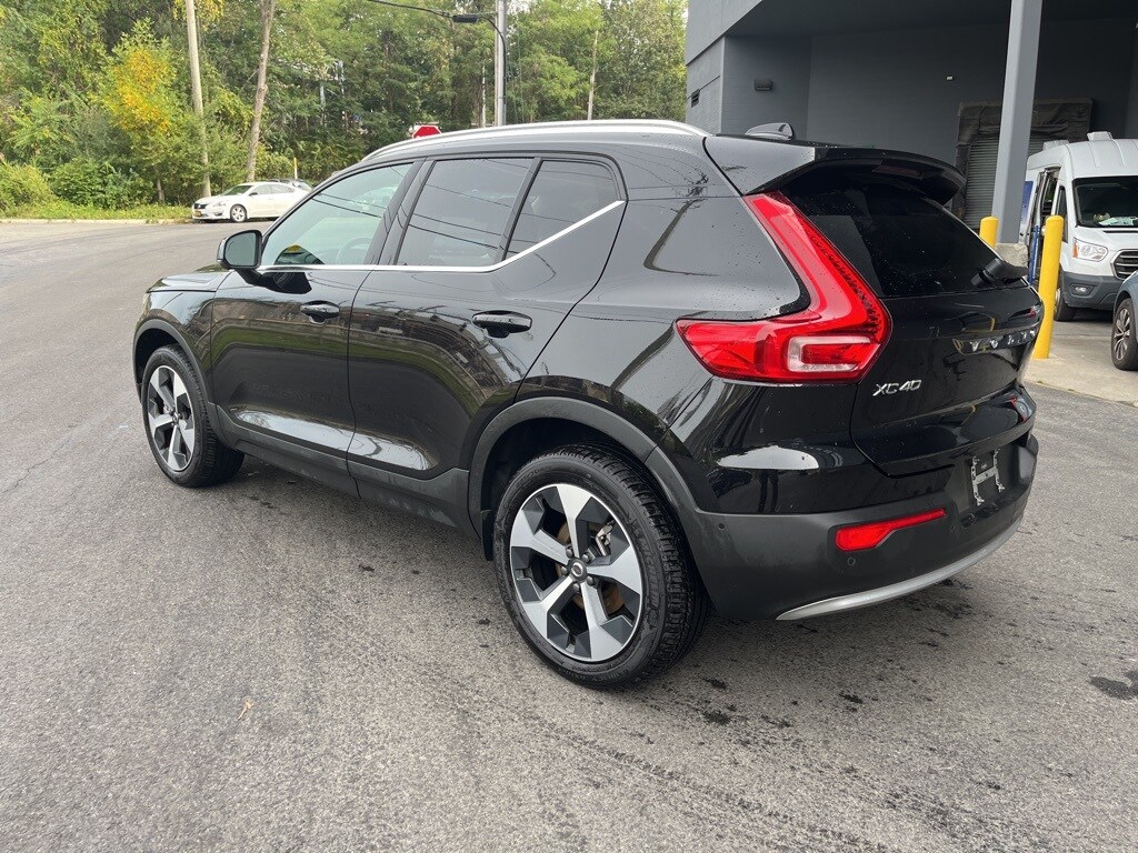 2025 Volvo XC40 Plus photo 2