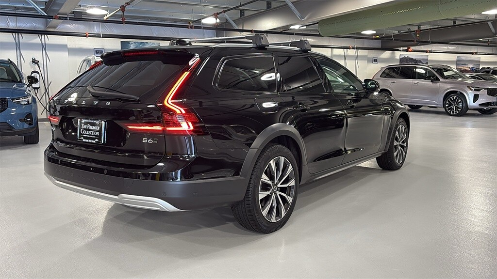 2024 Volvo V90 Cross Country B6 Plus photo 2
