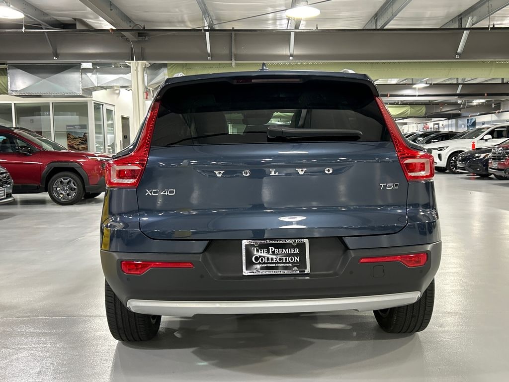 Used 2022 Volvo XC40 T5 AWD Momentum SUV
