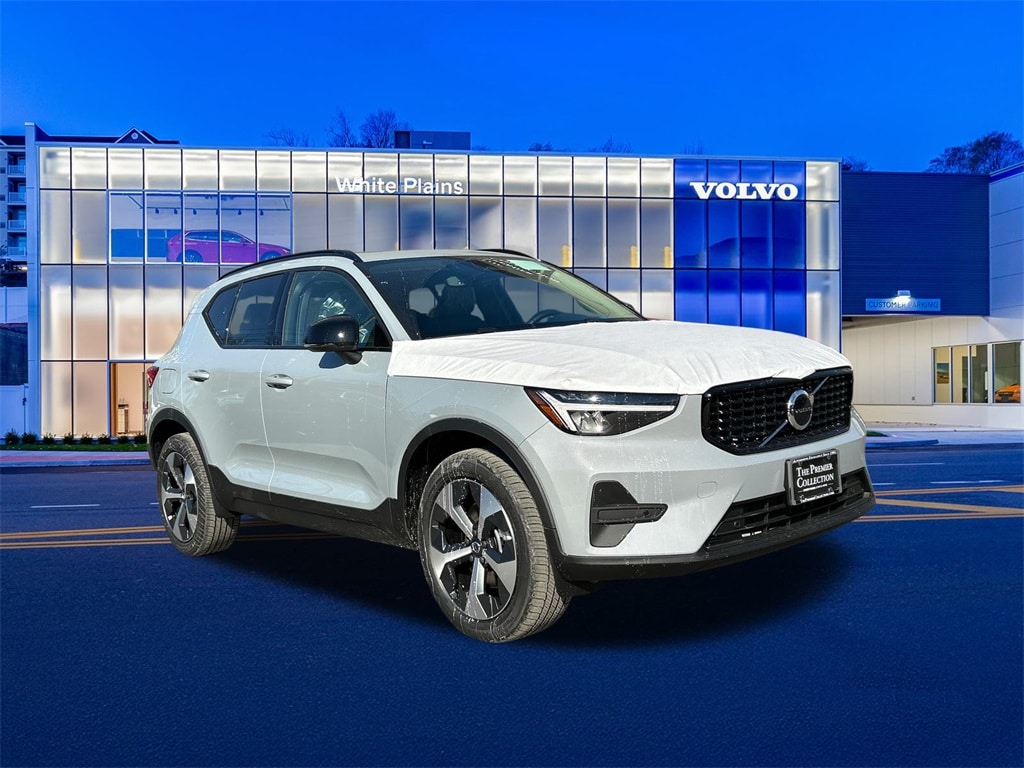 New 2026 Volvo XC40 B5 Core SUV