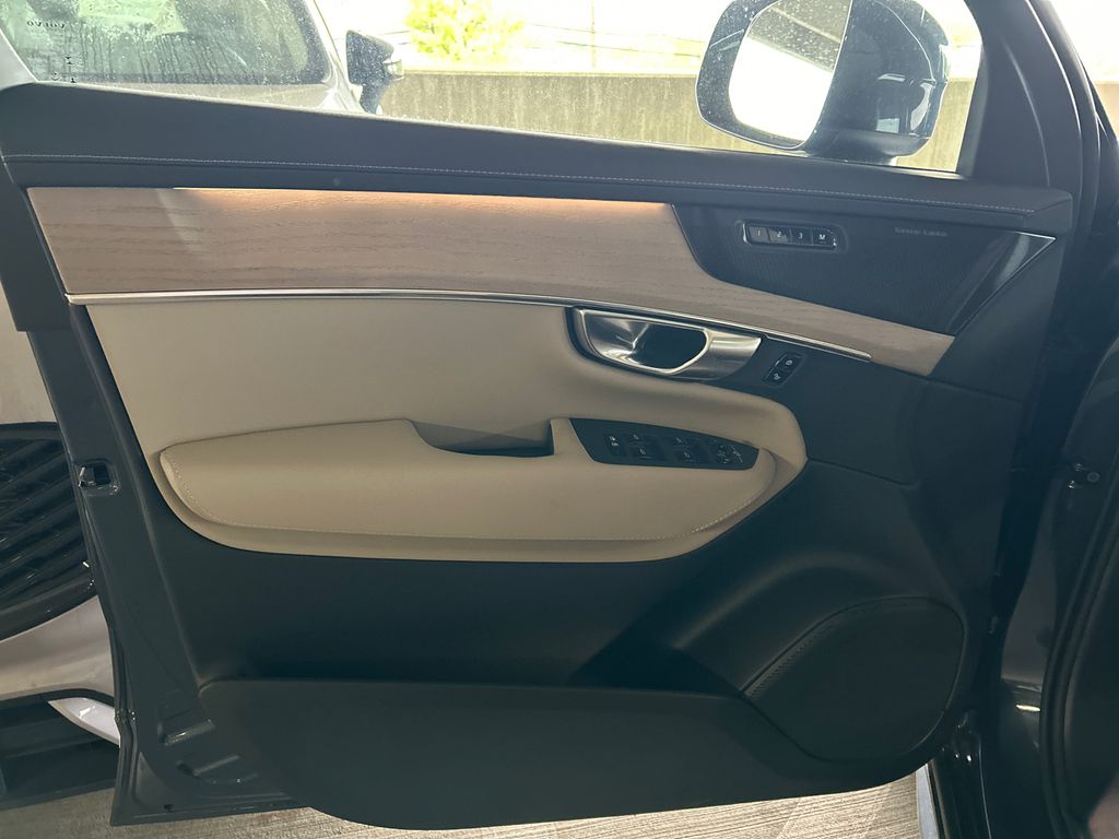 2026 Volvo XC90 Plus - Photo 9