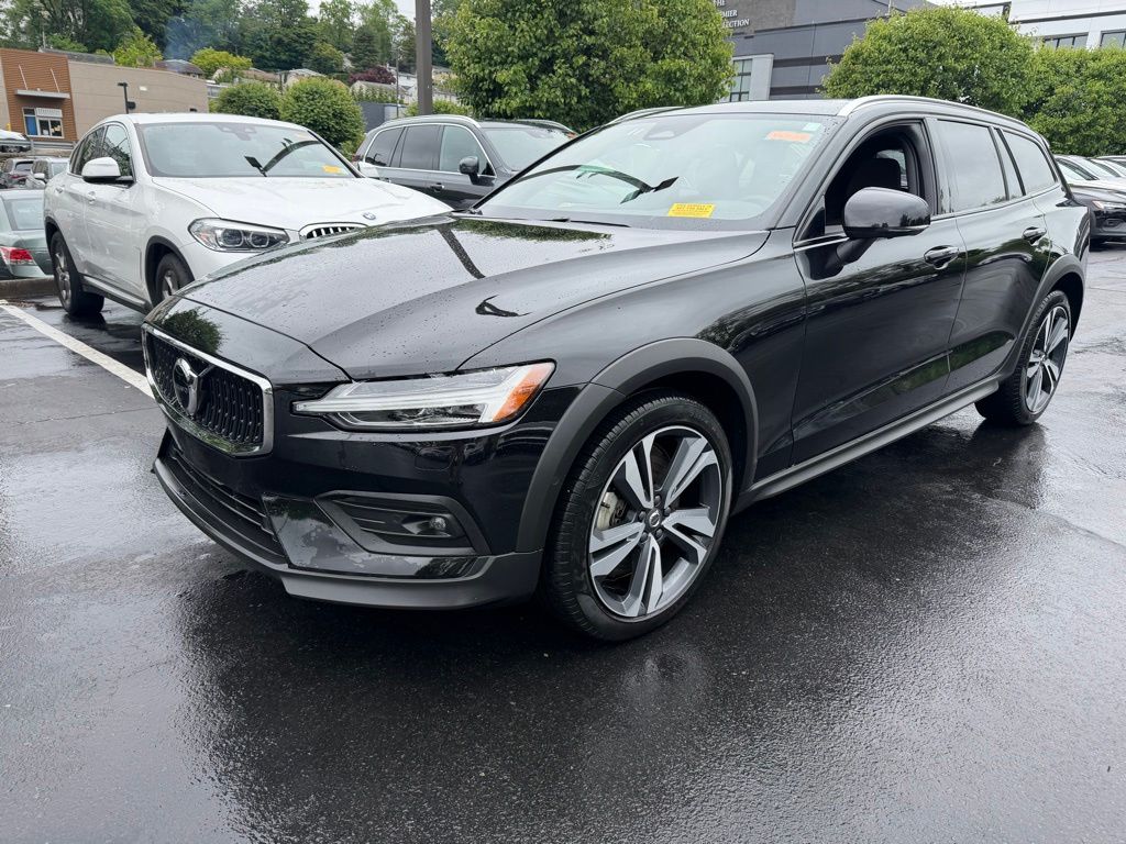 2025 Volvo V60 Cross Country B5 Plus AWD's photo