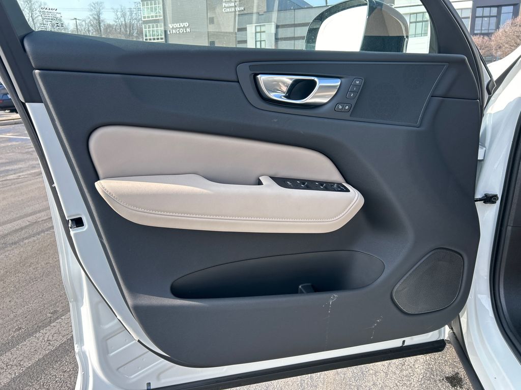 2026 Volvo XC60 Plus - Photo 9