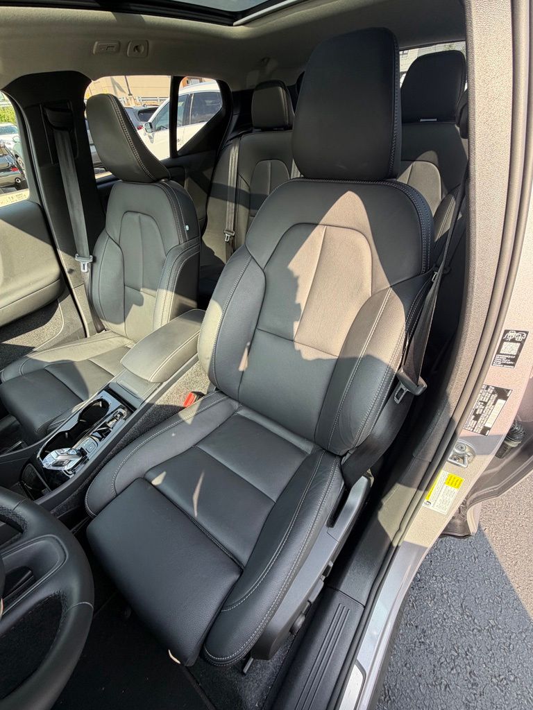 2026 Volvo XC40 Plus - Photo 9