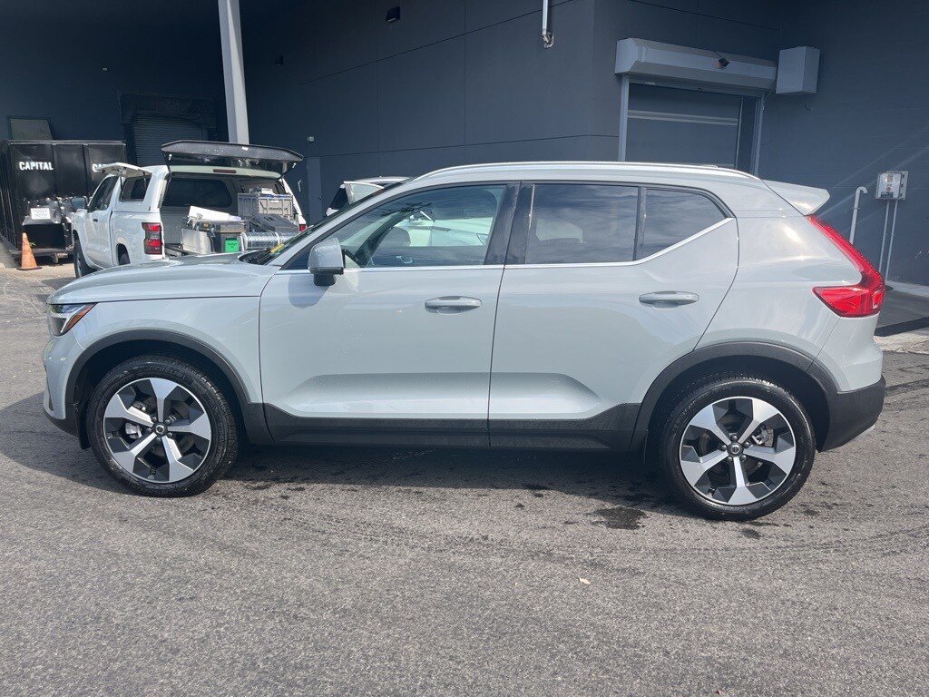2025 Volvo XC40 Core photo 3