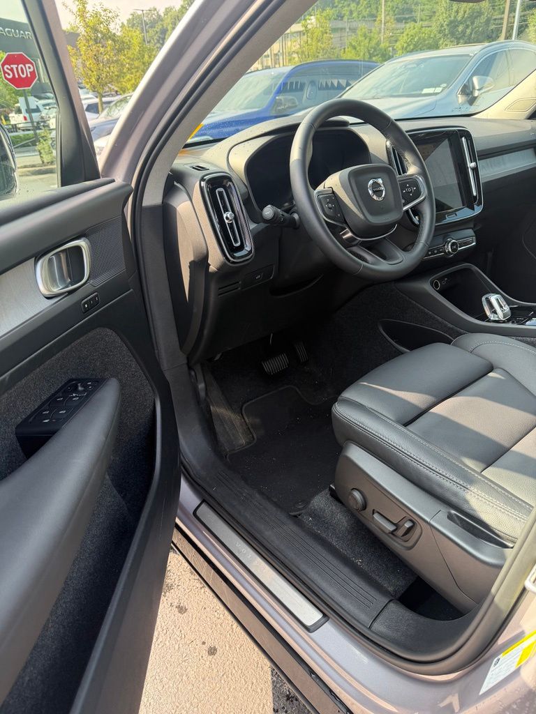 2026 Volvo XC40 Plus - Photo 6