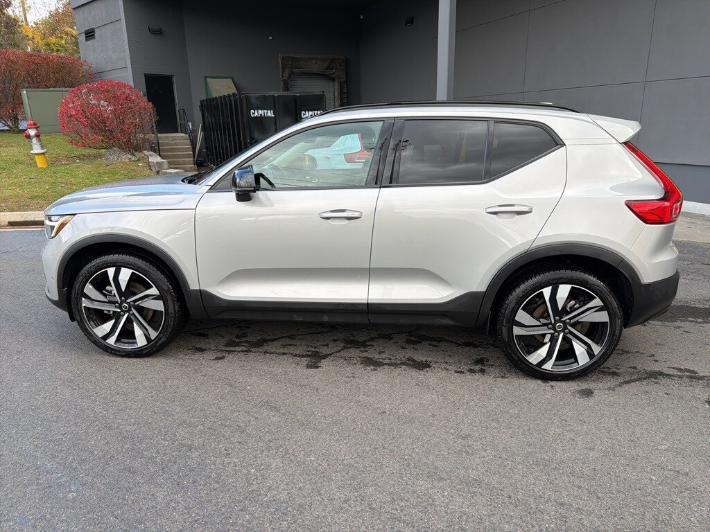 2025 Volvo XC40 Plus photo 3