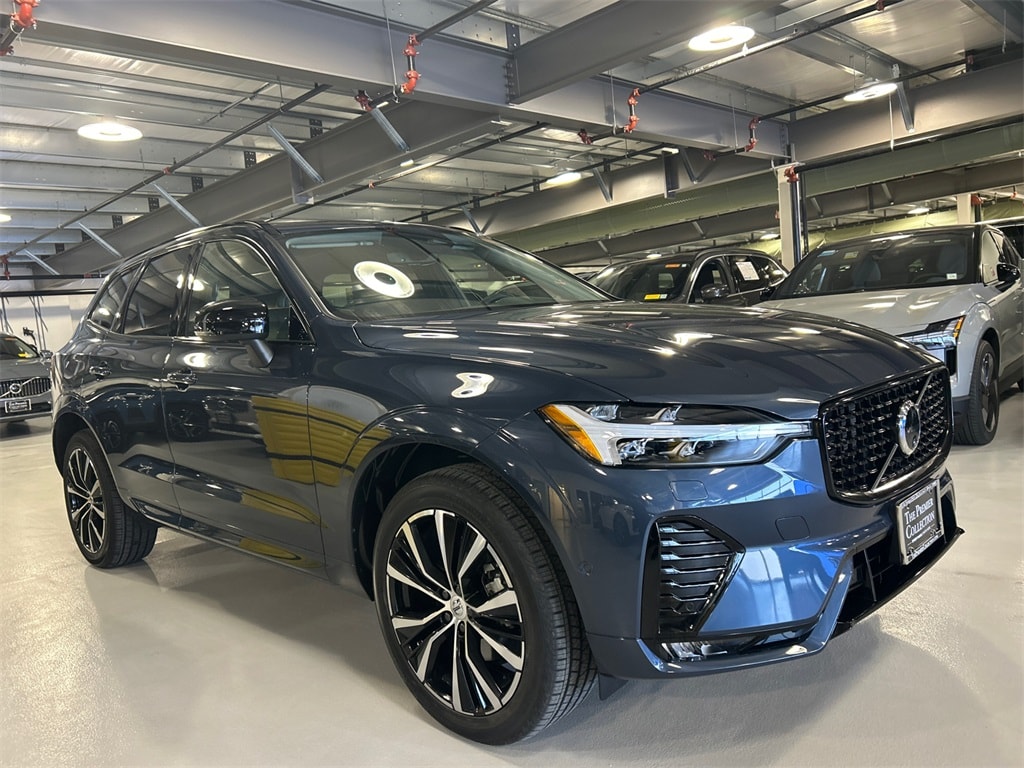 2025 Volvo XC60 Plus's photo