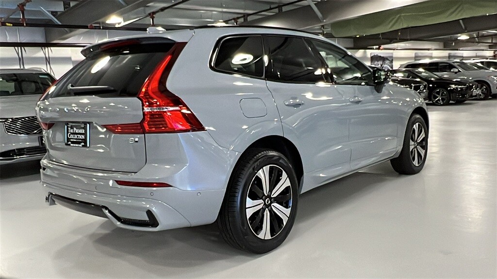 2025 Volvo XC60 Hybrid T8 Plus photo 2