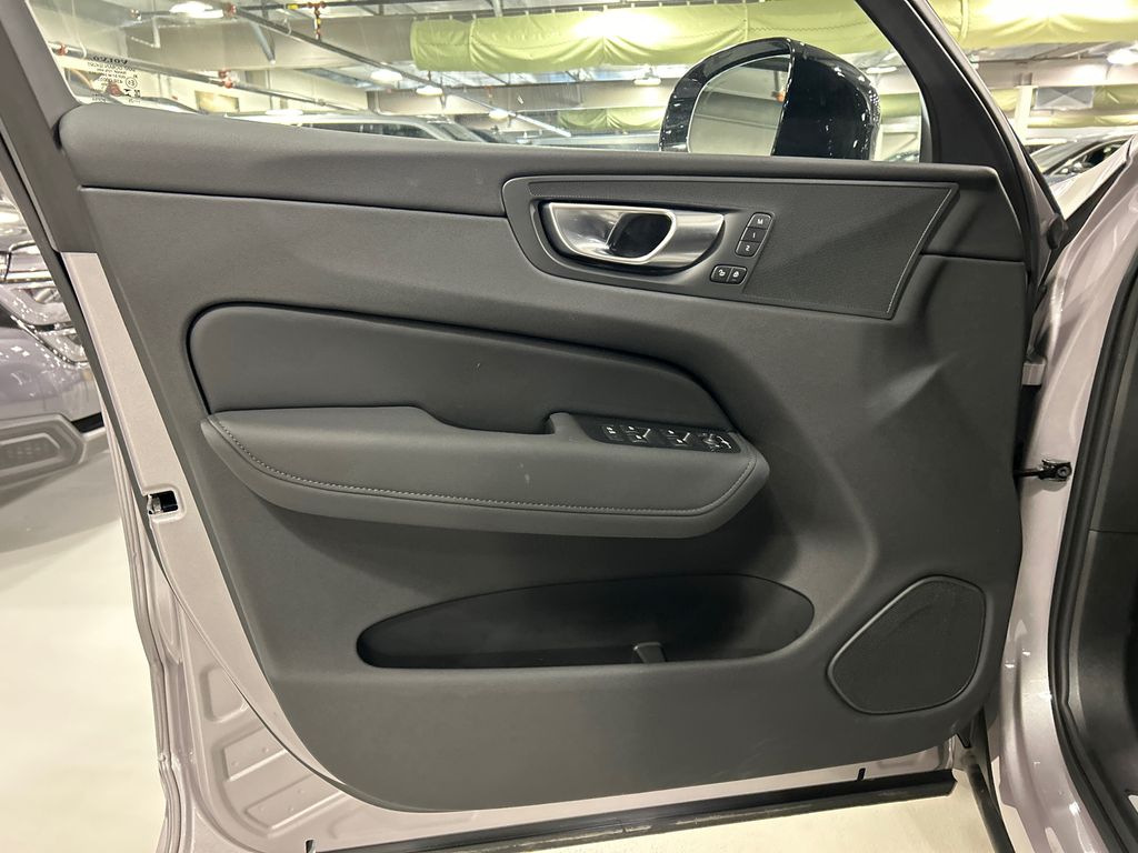 2026 Volvo XC60 Plus - Photo 9