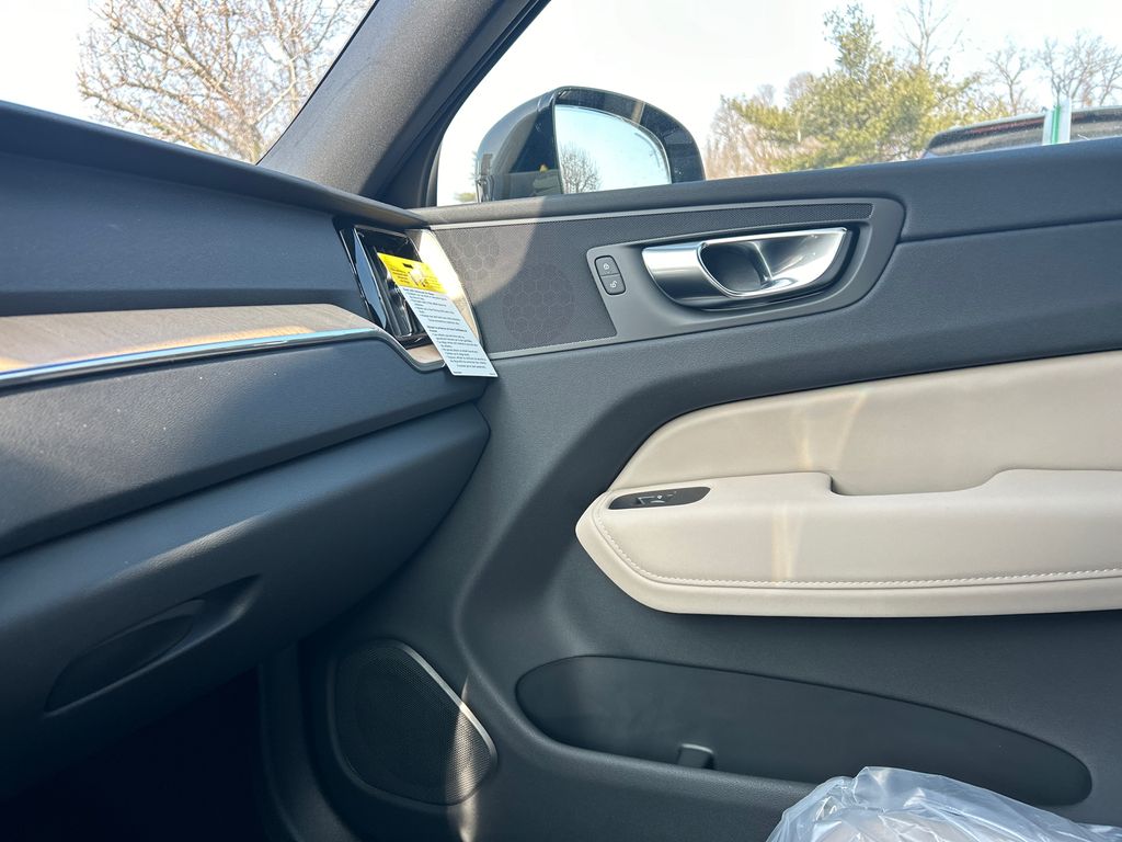 2026 Volvo XC60 Plus - Photo 20