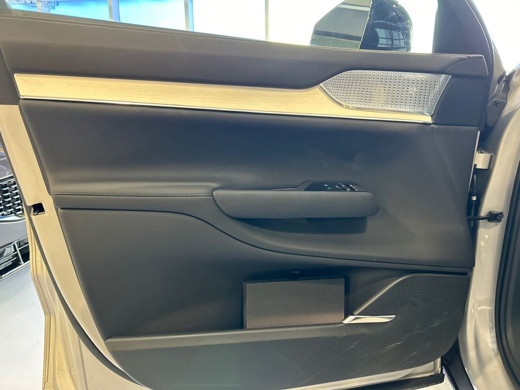 2025 Volvo EX90 Ultra - Photo 9