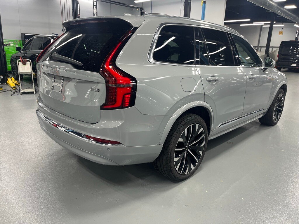 2025 Volvo XC90 B5 Plus photo 2