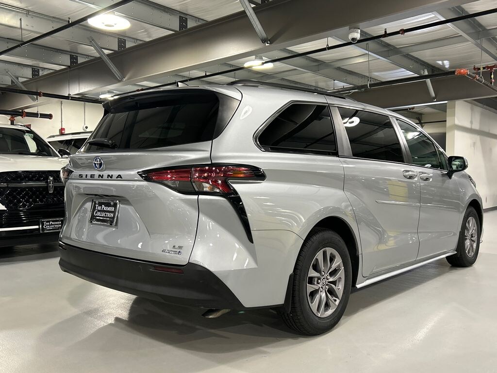 Used 2022 Toyota Sienna LE 8 Passenger Van Passenger Van