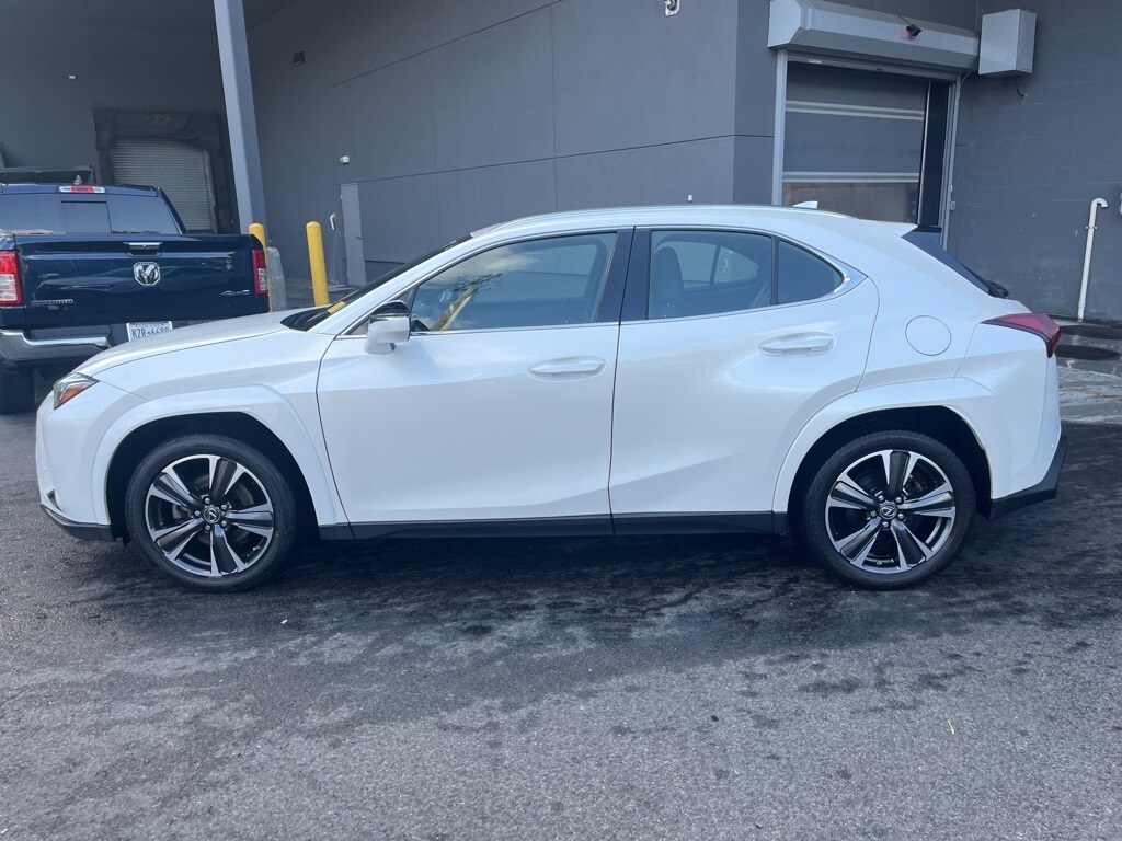 2023 Lexus UX 250h Premium photo 3