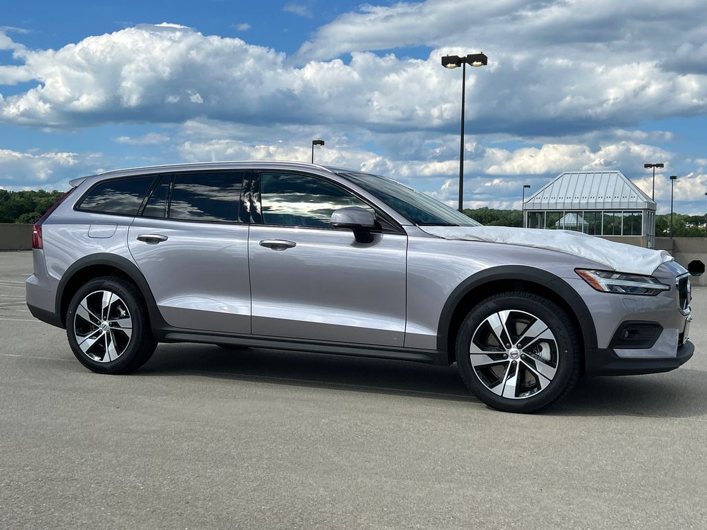 2026 Volvo V60 Cross Country B5 Plus AWD's photo