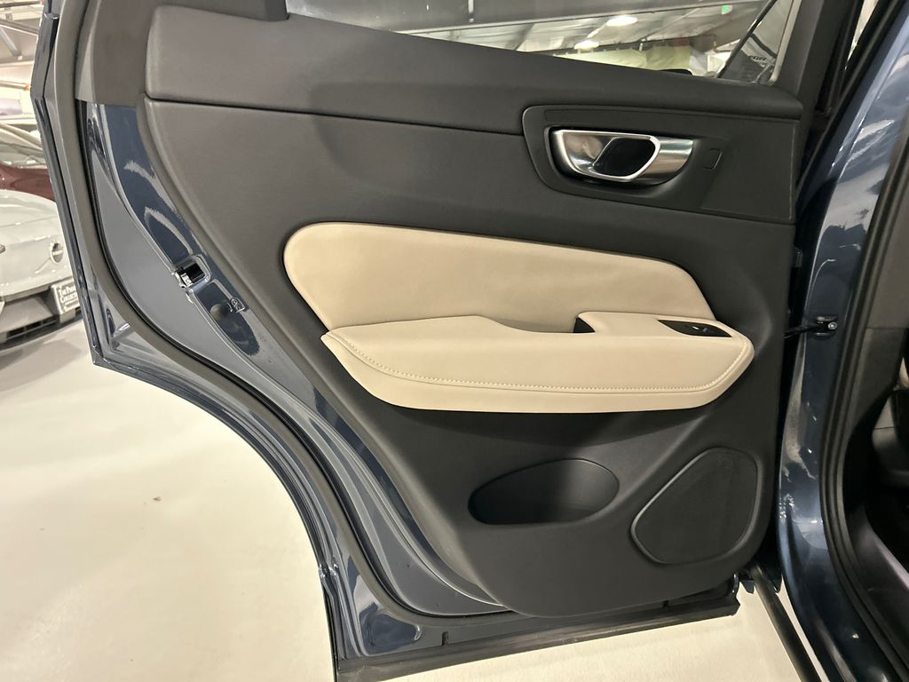 2026 Volvo XC60 Plus - Photo 20